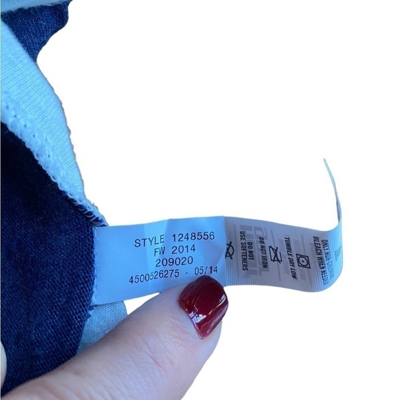 Under Armour Women's Short Sleeve Legacy East 33rd St. Crewneck. Size Medium - Picture 7 of 12